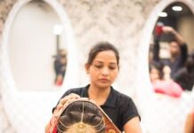 Wat voor soort kledingstukken draagt een vrouw meestal in de zomer?